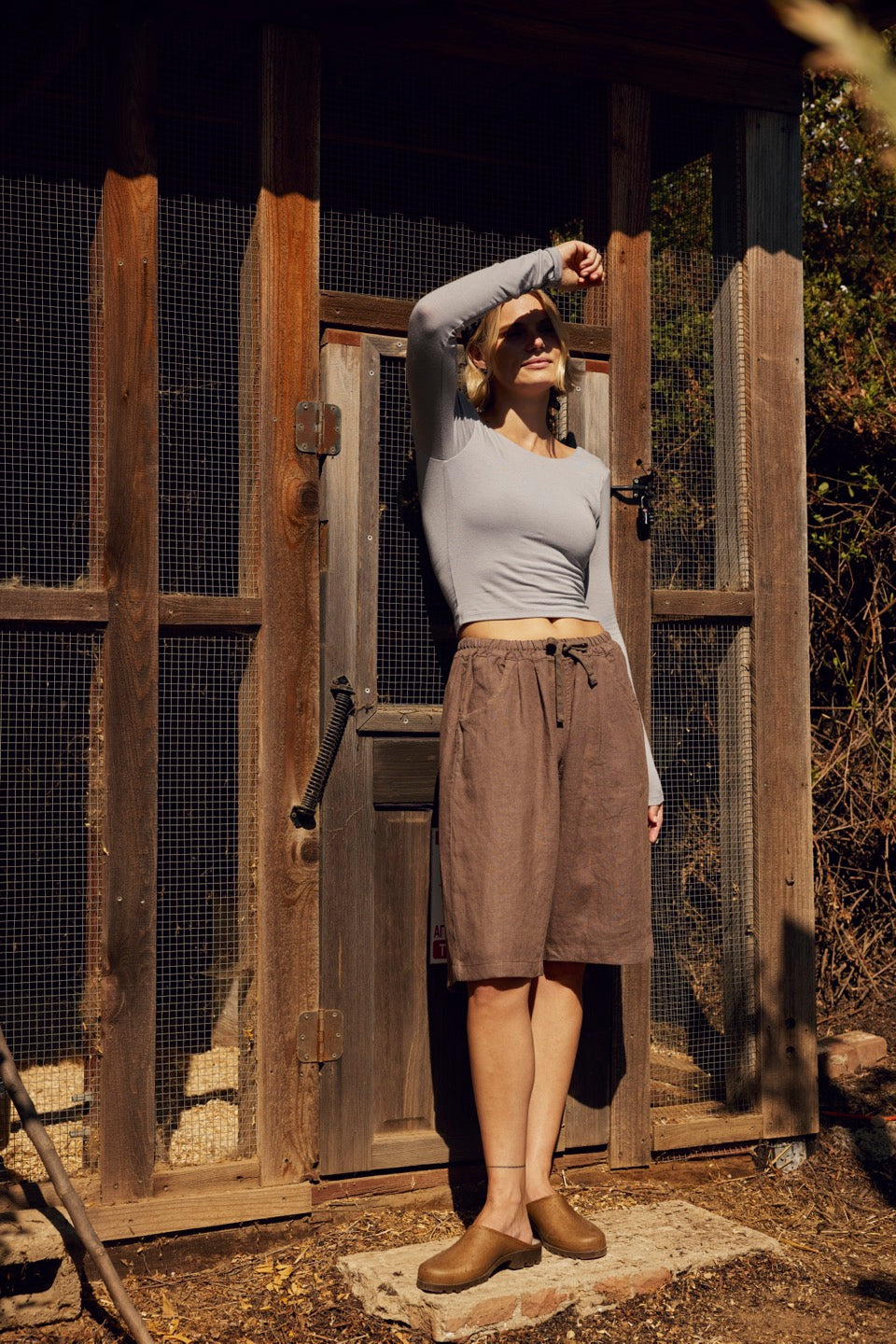 LAUREL LINEN SHORTS / CHARCOAL