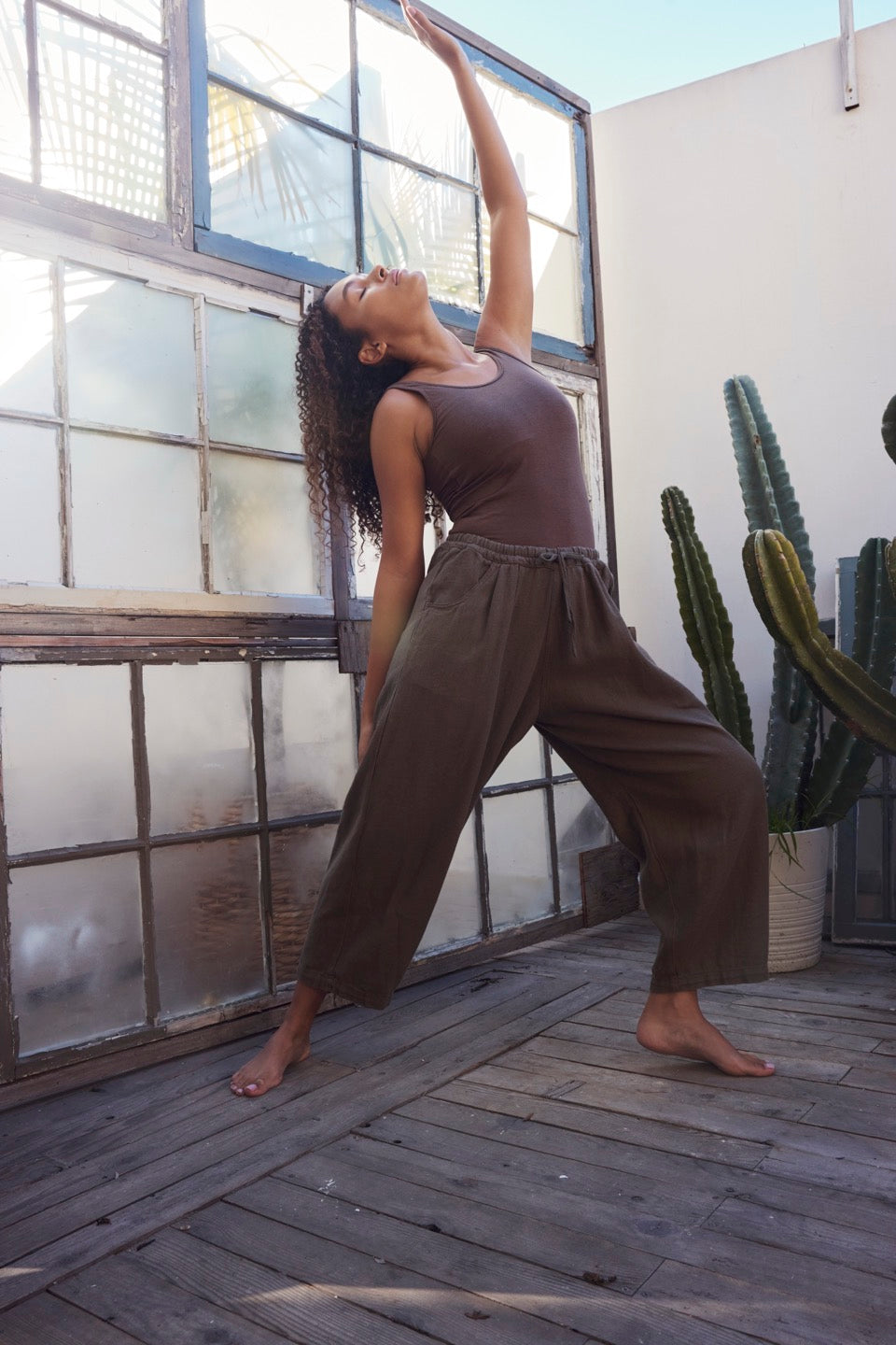 indigo sea2025☆バンブーリラックスパンツ☆グレーブラウン LAUREL HEMP PANTS / CHARCOAL – SOKOI